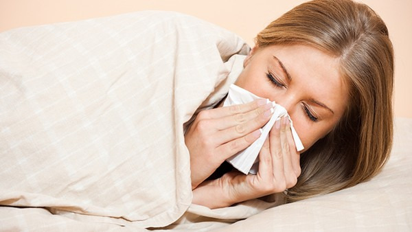 常年性过敏性鼻炎该怎么办呢  过敏性鼻炎症状及用药