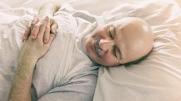 老年人晚上睡觉热睡不着