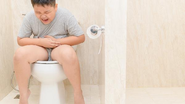 新生儿肚子疼热敷以后出现打嗝怎么回事