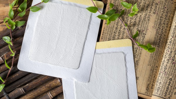 膏药贴上以后有灼烧感是怎么回事  贴膏药火辣辣的正常吗