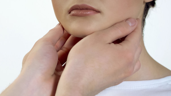 甲状腺癌脖子肿疼怎么办？是什么原因？