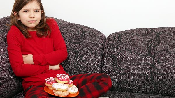 孩子突然肚子疼呕吐是什么原因造成的