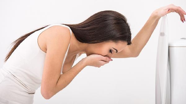 老年人早晨起来恶心什么原因引起的