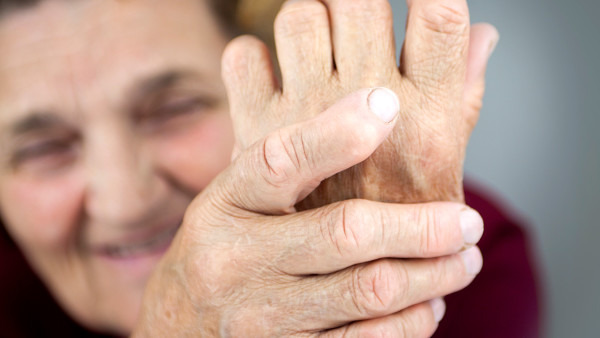 初次痛风的症状及表现是什么  痛风不吃药硬挺行吗